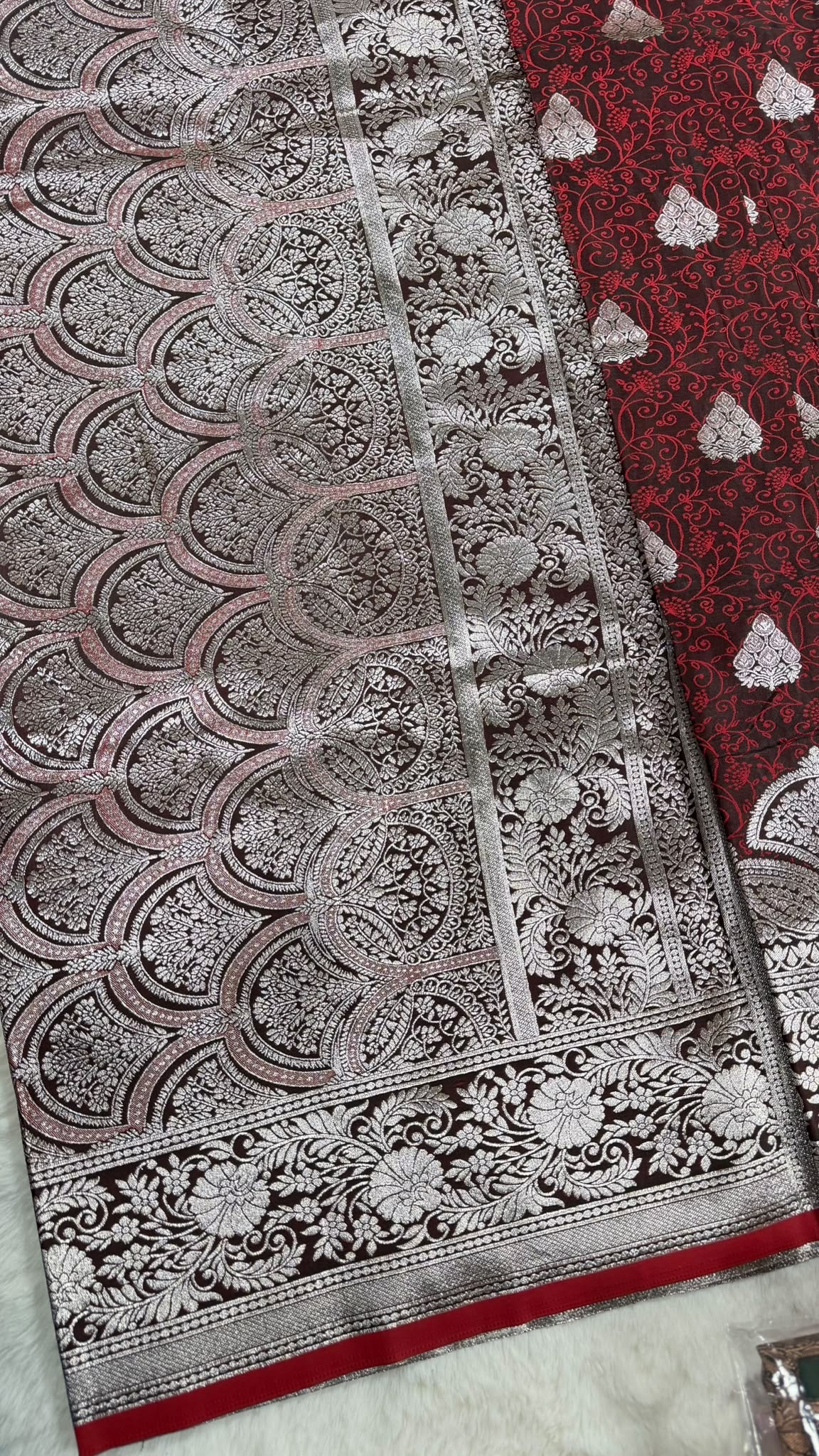 Weinroter Banarasi-Saree mit Zari-Webmuster