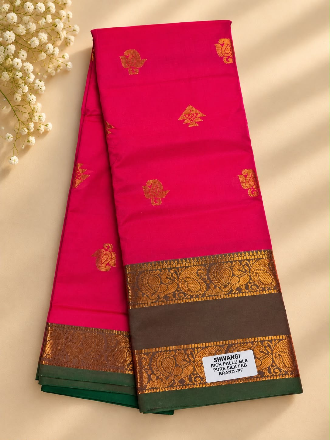 Saree mit goldfarbenen Vogelmotiven und Kontrastbordüre – Pink & Senfgrün