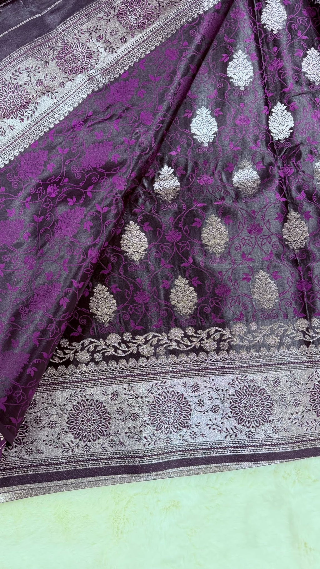Saree Violett mit silbernem Zari-Muster