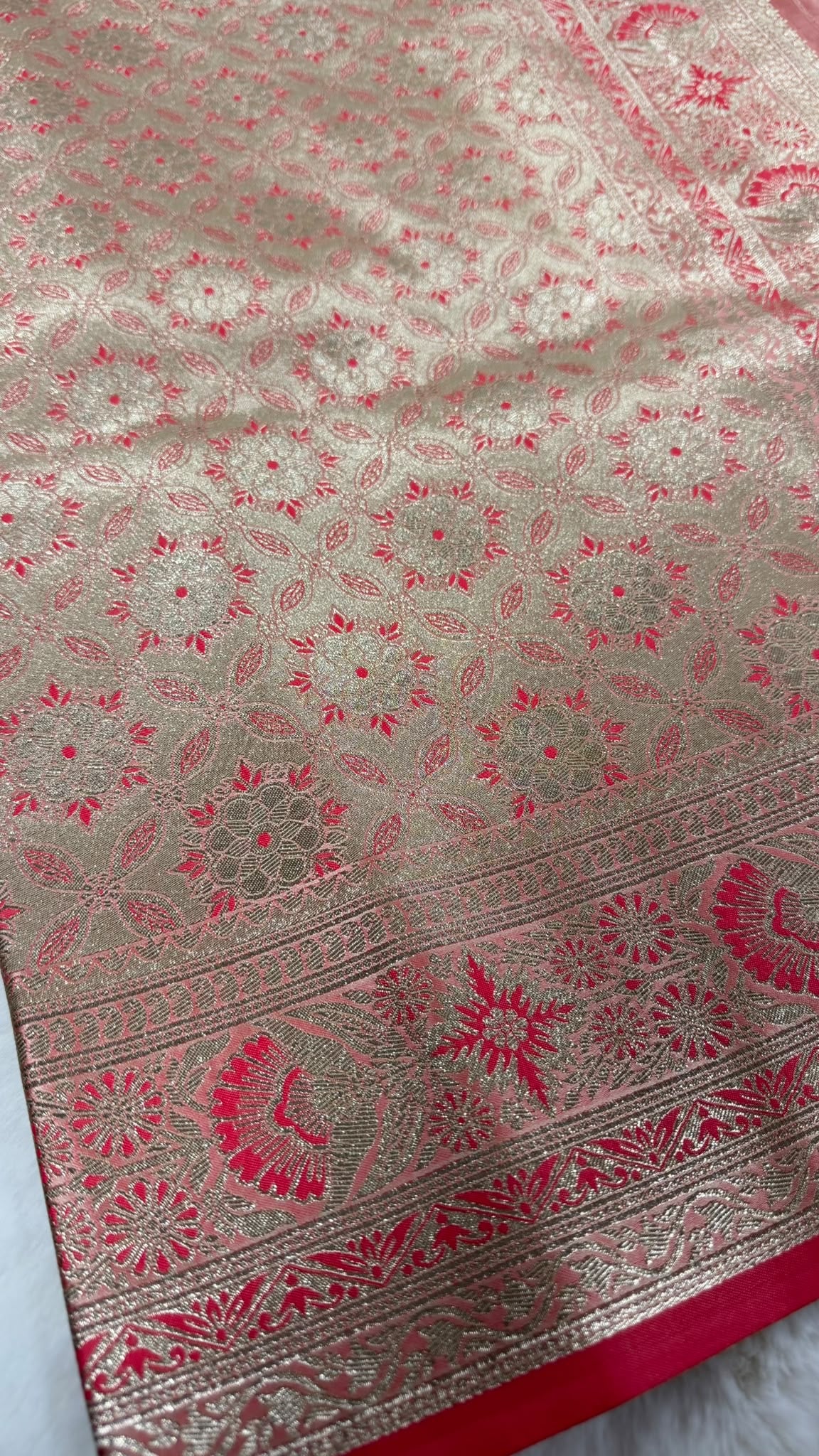Banarasi Seiden-Saree Rosa mit goldenem Zari-Muster