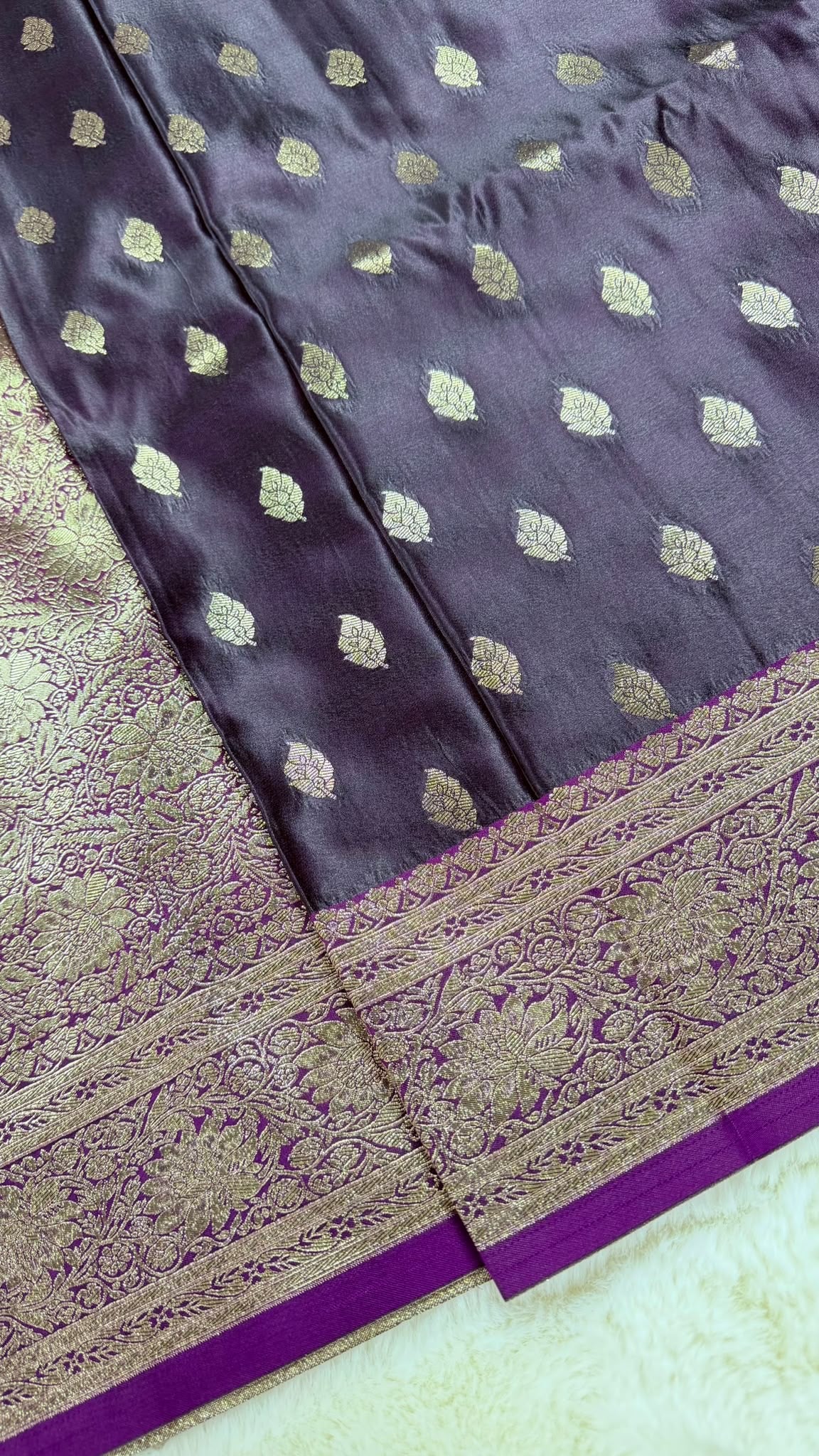 Dunkelvioletter Banarasi Saree mit goldenem Zari-Muster