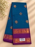 Petrolblauer Saree mit violetter Bordüre und goldfarbenen Motiven